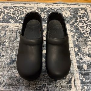 Dansko clogs in black size 37